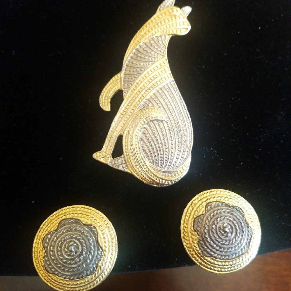 Vintage clip on earring and pendant set!